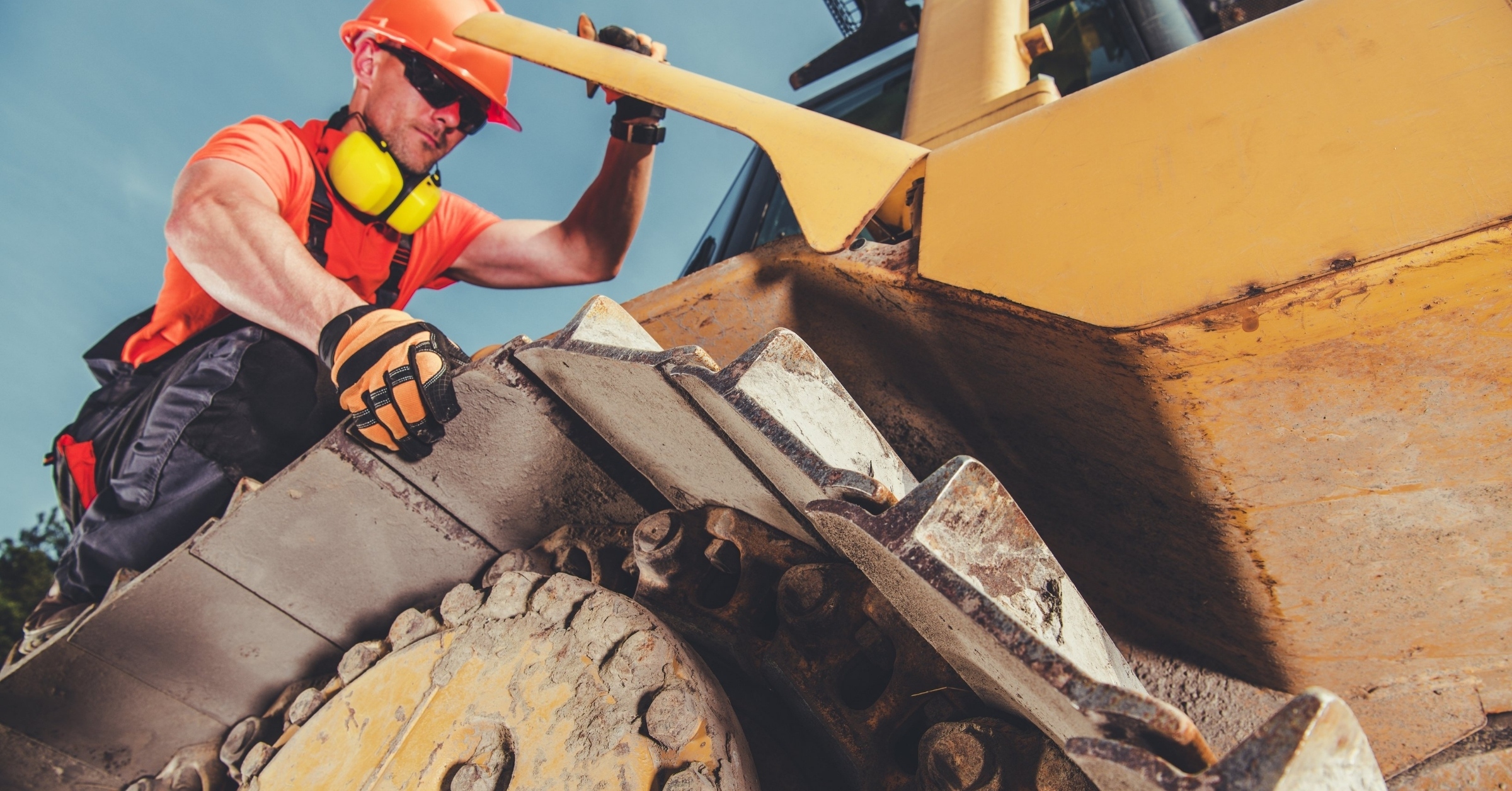 Excavator chain installation with solaris attachments 